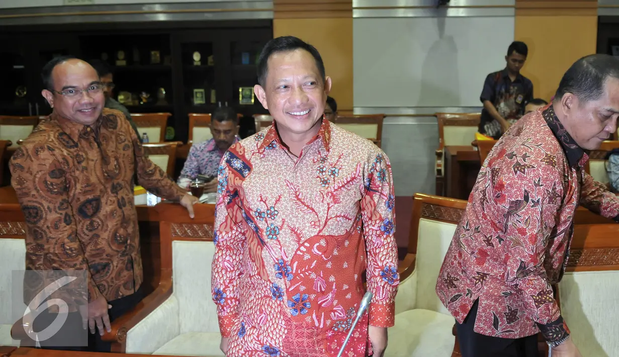 Kepala BNPT Komjen Pol Tito Karnavian sebelum mengikuti RDP dengan Komisi III DPR di Jakarta, Rabu (13/4). RDP membahas  Pelaksanaan tupoksi BNPT Optimaliasi program deradikalisasi, dan Program prioritas dan target kinerja BNPT. (Liputan6.com/Johan Tallo)