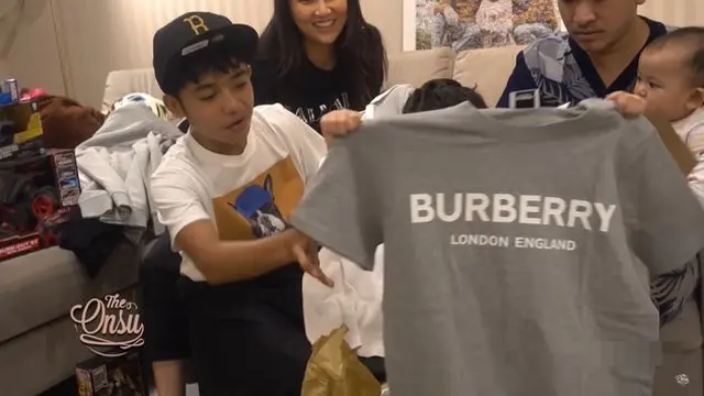 7 Momen Betrand Peto Buka Kado Sunatan, Masih Pakai Sarung
