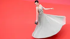 Kiko Mizuhara berpose di karpet merah menghadiri pemutaran film "Yomeddine" selama Festival Film Cannes ke-71 di Prancis (9/5). Kiko 27 tahun merupakan model, aktris AS keturunan Korea yang tinggal di Jepang sejak kecil.  (AFP Photo/Loic Venance)