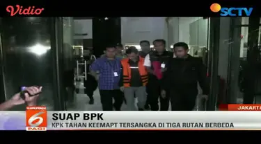 Satu per satu dari empat tersangka kasus suap terkait opini wajar tanpa pengecualian meninggalkan Gedung KPK Sabtu malam.