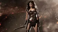 Wonder Woman oleh Gal Gadot dalam Batman V Superman: Dawn of Justice.