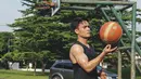 Tak hanya work out dengan nge-gym, suami dari Chelsey Frank ini juga kerap kali berolahraga basket. Tak heran jika ia kini punya tubuh yang kekar dan semakin prima.(Liputan6.com/IG/@randpunk)