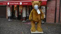 Sebuah boneka beruang yang mengenakan masker terlihat di depan sebuah toko suvenir di alun-alun di Frankfurt, Jerman, 2 November 2020. Jumlah infeksi baru COVID-19 di Jerman bertambah 12.097 kasus dalam sehari. (Xinhua/Lu Yang)