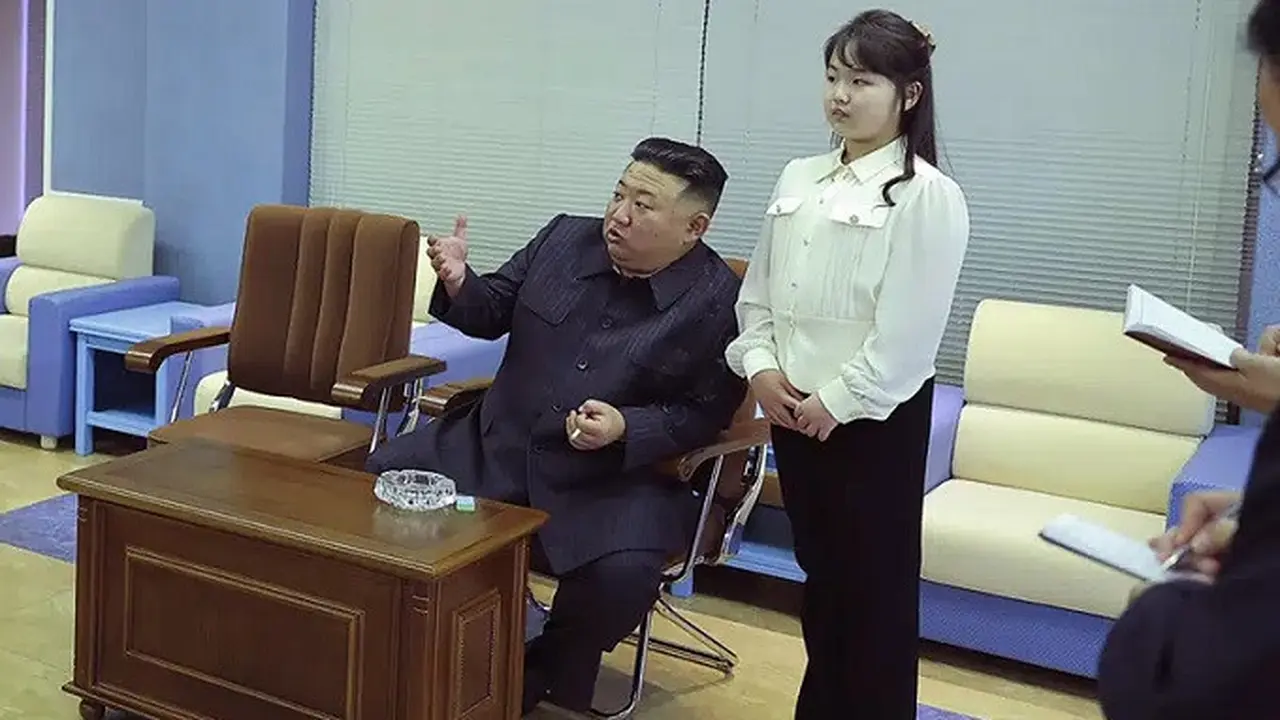 Foto yang dirilis pemerintah Korea Utara menunjukkan Kim Jong Un dan putrinya Kim Ju Ae mengunjungi National Aerospace Development Administration di Korea Utara pada Selasa (18/4/2023). (Dok. KCNA via AP)