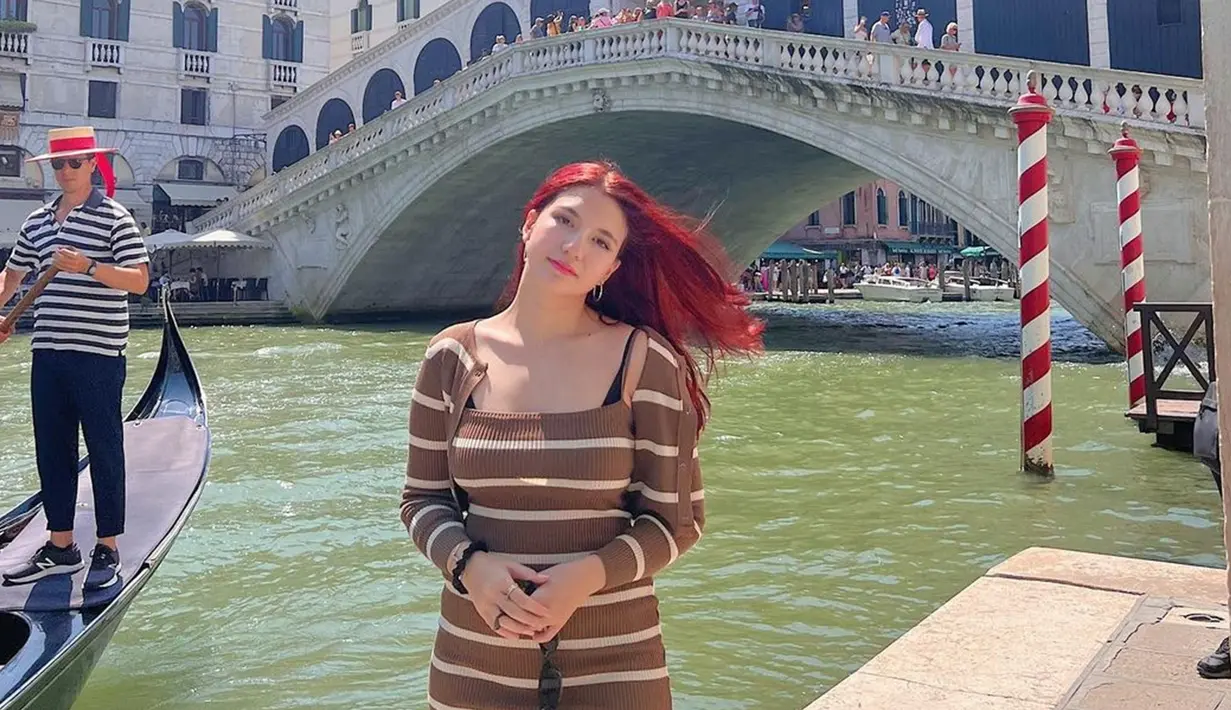 Selama liburan di luar negeri, terutama Eropa, gaya OOTD Cassandra Lee tak lepas dari sorotan. Dirinya cukup sering terlihat tampil dengan busana kasualnya. (Liputan6.com/IG/@cassandraslee)