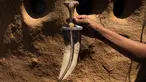 Foto 6 Oktober 2018, perajin memegang pisau tradisional, jambiya, yang terbuat dari sisa-sisa rudal di Hajjah, Yaman. Serpihan logam sisa-sisa dari rudal yang ditembakkan Koalisi Arab Saudi dikumpulkan dan diubah menjadi belati jambiya. (AP/Hammadi Issa)