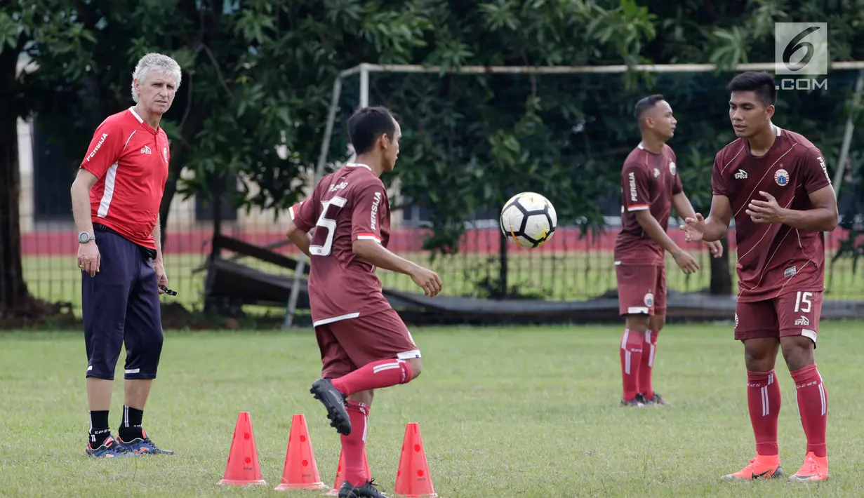 Pelatih Persija Jakarta, Ivan Kolev mengamati pemainya saat sesi latihan di lapangan Sutasoma, Jakarta, Rabu(16/1). Lima pemain Persija tidak hadir pada latihan perdana bersama Ivan Kolev. (Bola.com/Yoppy Renato)