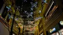 Instalasi cahaya di Lee Tung Street di Wan Chai, Hong Kong, China selatan (8/12/2020). Instalasi cahaya tersebut dapat berubah warna sesuai waktu, cuaca, suhu, dan kelembapan. (Xinhua/Lo Ping Fai)