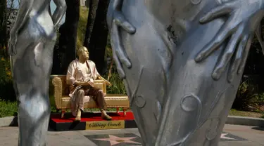 Patung produser film, Harvey Weinstein dipajang dekat lokasi ajang Piala Oscar atau Academy Awards ke 90 di Hollywood, California, Kamis (1/3). Seniman Plastic Jesus memamerkan patung berjudul 'Casting Couch' tersebut. (AP/Damian Dovarganes)