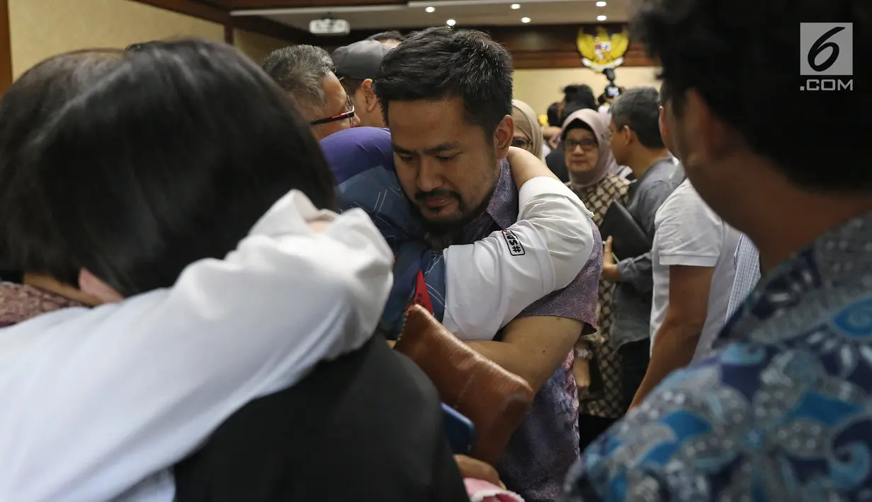 Kerabat mantan Dirut Pertamina Karen Agustiawan saling berpelukan usai sidang pembacaan tuntutan di Pengadilan Tipikor, Jakarta, Senin(10/6/2019). Vonis hakim tidak mewajibkan Karen membayar uang pengganti karena dinyatakan tidak terbukti menerima keuntungan. (Liputan6.com/Herman Zakharia)