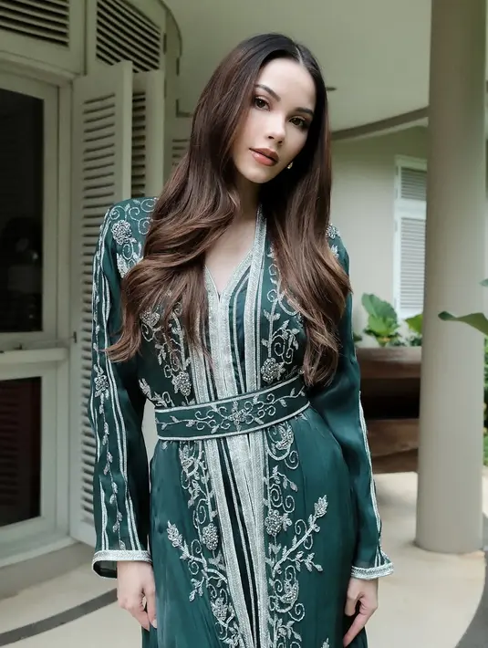 Kaftan dengan nuansa hijau emerald terlihat sangat sempurna saat dikenakannya. (Foto: Instagram/ Alyssa Daguise)