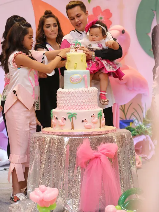 Pesta ulang tahun berkonsep flamingo digelar Ussy dan Andhika untuk merayakan hari ulang tahun putri bungsunya. Ussy punmenceritakan konsep yang diusungnya, yang ternyata ide dari anak-anaknya yang lain. (Adrian Putra/Bintang.com)