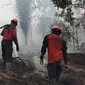 Upaya pemadaman kebakaran lahan oleh Satgas Karhutla Riau supaya tak menimbulkan kabut asap. (Liputan6.com/M Syukur)