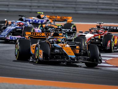 Pembalap McLaren, Oscar Piastri memacu mobilnya saat ajang balap Formula 1 GP Qatar 2023 yang berlangsung di Sirkuit Lusail, Qatar, Minggu (08/10/2023) malam WIB. Piastri berhasil finis kedua setelah Max Verstappen. (AFP/Karim Jaafar)