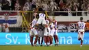 Pemain Kroasia, Andrej Kramaric merayakan dengan rekan setimnya setelah mencetak gol ke gawang Prancis pada pertandingan UEFA Nations League pertandingan UEFA Nations League di stadion Poljud, di Split, Kroasia, Selasa (7/6/2022). Prancis bermain imbang dengan Kroasia 1-1. (AP Photo/Darko Bandic)