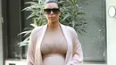 Bahkan setelah mendukung suaminya Kanye West selama acaranya di Hollywood Bowl malam sebelumnya, Kim tetap tampil sempurna dan modis. (via dailymail.co.uk)