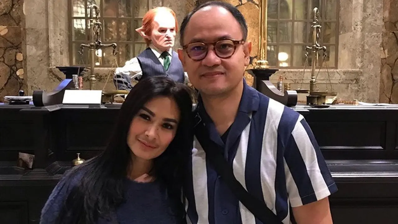 7 Gaya Iis Dahlia dan Sang Suami saat Liburan, Mesra Abis
