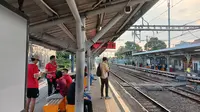 Suporter Indonesia melakukan perjalanan menggunakan kereta commuter untuk menuju Gelora Bung Karno, Jakarta, Kamis (21/3/2023) sore WIB. (Bola.com/Hery Kurniawan)