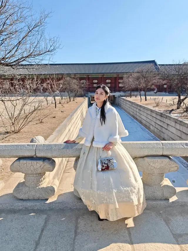 Mikha Tambayong Pakai Hanbok Bersama Deva Mahenra saat Liburan ke Korea (Foto: Instagram @miktambayong)