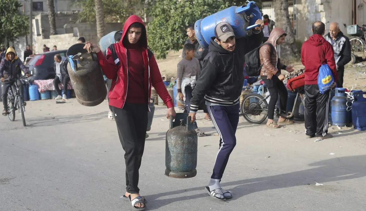 Mereka mengantre panjang demi menunggu giliran mengisi ulang tabung gas elpijinya yang sudah lama kosong. (AP Photo/Hatem Ali)