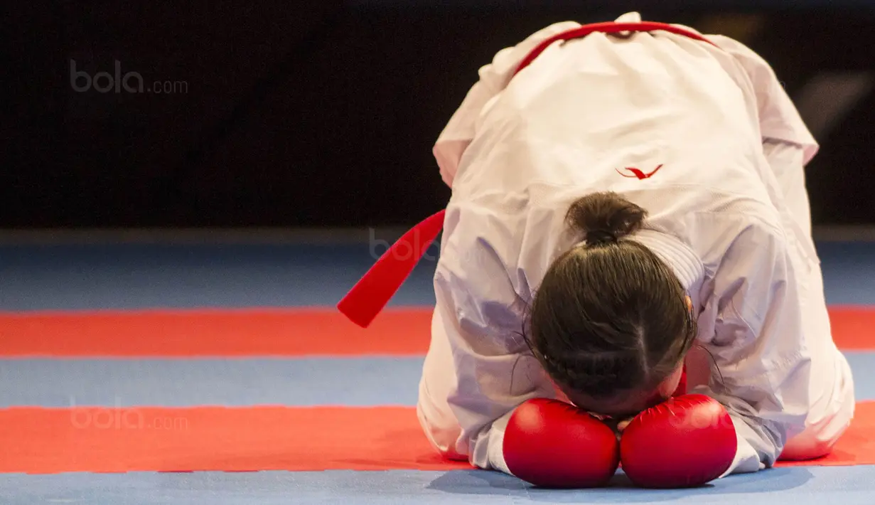 Karateka Indonesia, Srunita Sari, usai berhasil mengalahkan karateka Thailand, Paweena Raksachart, pada cabang karate di KLCC, Kuala Lumpur, Selasa (22/8/2017). Srunita berhasil meraih emas untuk Indonesia. (Bola.com/Vitalis Yogi Trisna)