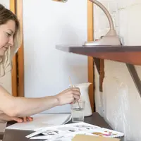 Ilustrasi seorang wanita yang sedang melukis (pexels.com/kevin malik).