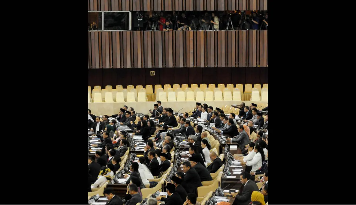Sejumlah anggota dewan dari Koalisi Indonesia Hebat meminta agar sidang langsung melakukan pemilihan pemimpin MPR. Namun, Koalisi Merah Putih menolaknya, Jakarta, (7/10/14). (Liputan6.com/Andrian M Tunay) 