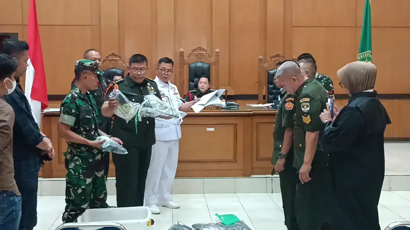 Oditur Militer II-07 Jakarta menghadirkan barang bukti dalam sidang lanjutan pembunuhan terhadap Imam Masykur di Pengadilan Militer Tinggi II-08 Jakarta, Kamis (2/11/2023). (Merdeka.com/Nur Habibie)