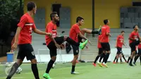 Sejumlah pemain Bali United melakukan pemanasan jelang latihan di Lapangan Pertamina,Simprug, Jakarta, Rabu (6/4/2016). Setelah kandas di Piala Bhayangkara 2016, Bali United langsung bersiap mengikuti Trofeo Persija. (Liputan6.com/Helmi Fithriansyah)