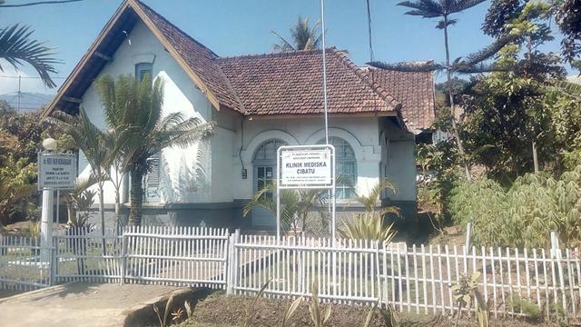 Klinik Mediska, salah satu bangunan di bilangan jalan Veteran komplek Stasiun Cibatu, yang akan kembali diperbaiki pemerintah dalam proses reaktivasi kereta api oleh pemerintah.