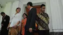 Presiden Terpilih Jokowi yang saat itu sedang menjawab pertanyaan awak media, kemudian memanggil istri dan ketiga anaknya untuk ikut tampil bersama menemui wartawan, Jakarta, (20/10/14). (Liputan6.com/Herman Zakharia) 