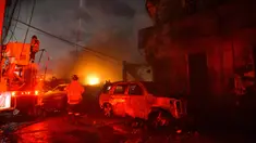 Petugas pemadam kebakaran bekerja untuk memadamkan api setelah ledakan di sebuah bangunan komersial di San Cristobal, Republik Dominika, pada 14 Agustus 2023. (AFP stringer)