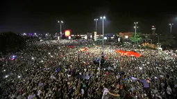 Warga berkumpul saat menggelar aksi unjuk rasa di depan Bandar Udara Internasional Ataturk di Istanbul, Turki, (16/70. Aksi warga tersebut guna menolak aksi kudeta yang dilakukan militer Turki. (REUTERS/Huseyin Aldemir)