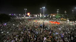 Warga berkumpul saat menggelar aksi unjuk rasa di depan Bandar Udara Internasional Ataturk di Istanbul, Turki, (16/70. Aksi warga tersebut guna menolak aksi kudeta yang dilakukan militer Turki. (REUTERS/Huseyin Aldemir)