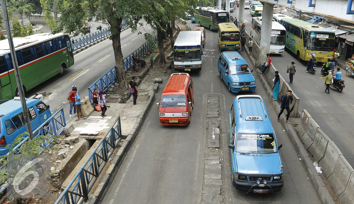 Sejumlah angkutan umum saat menunggu penumpang di Kampung Rambutan Jakarta, Kamis (5/11/2015). DKI Jakarta akan segera melakukan renovasi tiga terminal bus dengan perkiraan anggaran renovasi Rp600 juta per terminal. (Liputan6.com/Yoppy Renato)
