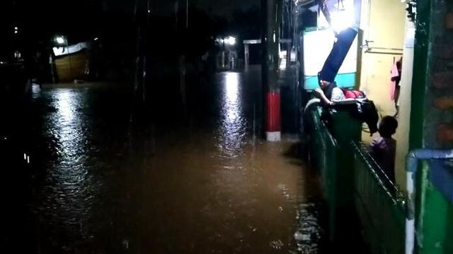 Ratusan Rumah Di Cibitung Bekasi Direndam Banjir 1 5 Meter Warga