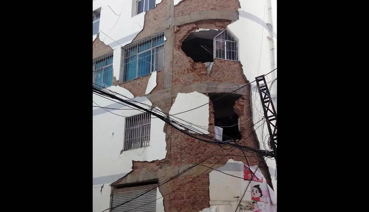Sebuah bangunan tampak rusak akibat gempa yang mengguncang China, Minggu (3/8/14). (REUTERS/Stringer)