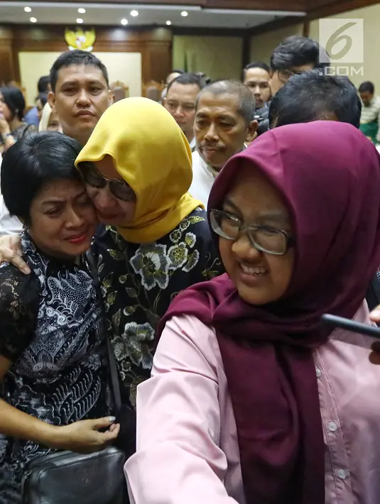 Mantan Dirut Pertamina Karen Agustiawan memeluk kerabatnya usai mejalani sidang pembacaan tuntutan di Pengadilan Tipikor, Jakarta, Senin(10/6/2019). Majelis hakim menilai Karen tidak melakukan tata tertib aturan perusahaan dalam mengambil keputusan seperti investasi. (Liputan6.com/Herman Zakharia)