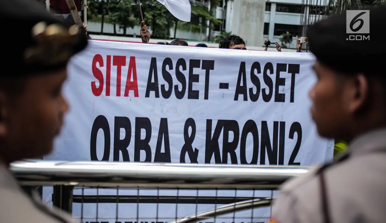 Massa yang tergabung dalam Komite Penyelamat Asset Negara membentangkan spanduk di Gedung Granadi, Jakarta, Senin (17/12). Mereka menuntut penyitaan sejumlah aset milik Yayasan Supersemar, termasuk Gedung Granadi. (Liputan6.com/Faizal Fanani)