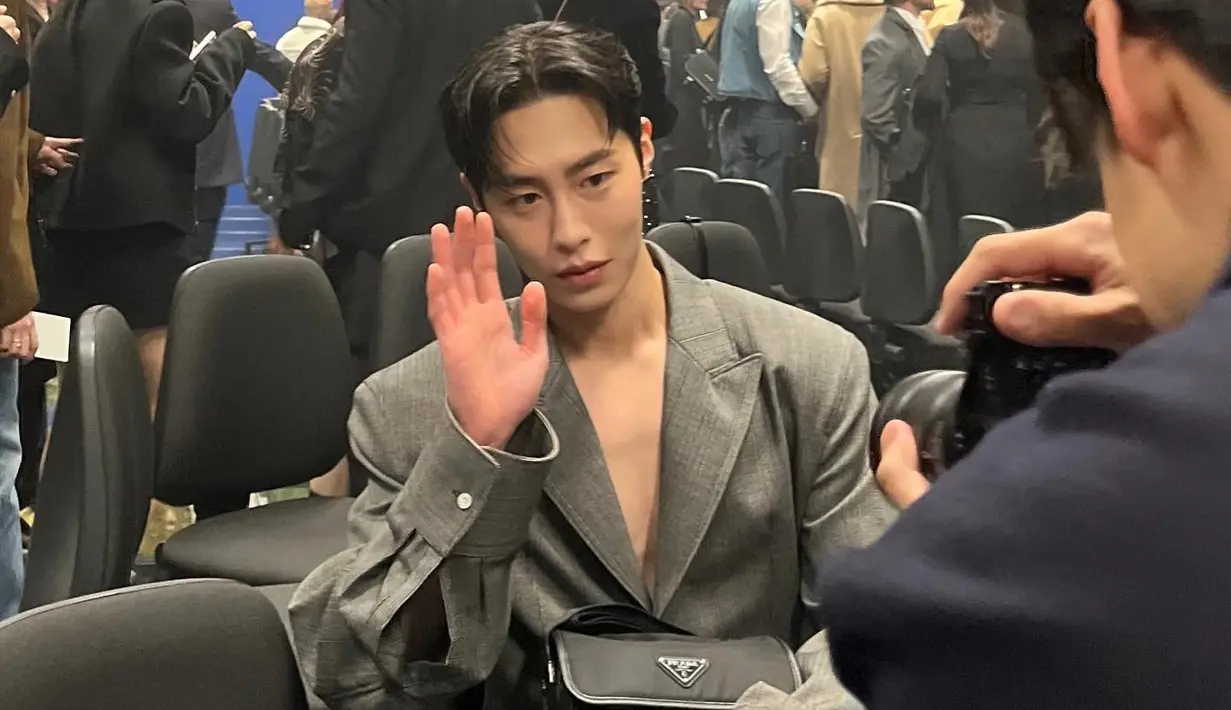 Dia berpose di depan kamera. Gambar ini diambil di jajaran tamu undangan runaway Milan Fashion Week untuk brand Prada. (Foto: Instagram/ jxxvvxxk)