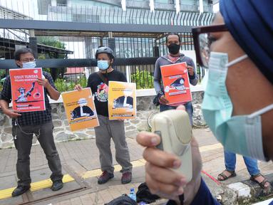 Aliansi Jurnalis Independen (AJI) menggelar aksi demo di depan Kejaksaan Agung, Jakarta, Rabu (1/12/2021). Mereka mendesak Jaksa menuntut maksimal Terdakwa pelaku penganiayaan Jurnalis Tempo Nurhadi di Surabaya yang terjadi pada 27 Maret 2021 lalu. (merdeka.com/Arie Basuki)