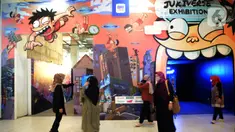 Pengunjung mengunjungi pameran karakter Juki  di Sarinah Jakarta Jumat (10/6/2022). Pameran digital painting bertajuk "Si Juki In  Painting Universe" merupakan eksperimen Faza dalam mengeksplorasi seni Digital Painting dan apresiasi terhadap karya-karya seni rupa yang melegenda. (merdeka.com/Imam Buhori)