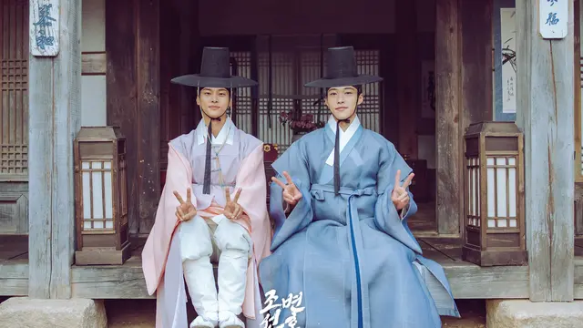 Cha Hak Yeon dan Woo Do Hwan dalam foto behind the scene drakor Joseon Attorney. (Foto: MBC via Soompi)