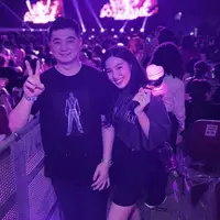 Chef Arnold bersama istri hadir di konser Blackpink mengenakan pakaian hitam. (@arnoldpo)
