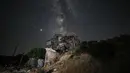 Galaksi Bima Sakti menghiasi langit malam terlihat dari Kota Ariha, Provinsi Idlib, Suriah, Sabtu (27/6/2020). (Omar HAJ KADOUR/AFP)