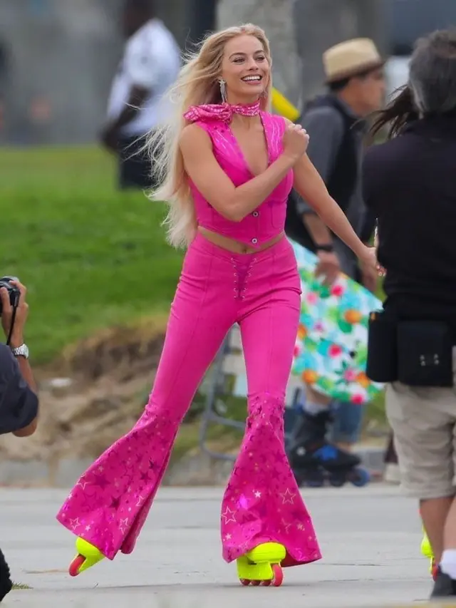 Potret Margot Robbie dengan Outfit Pink ala Barbie, Menawan