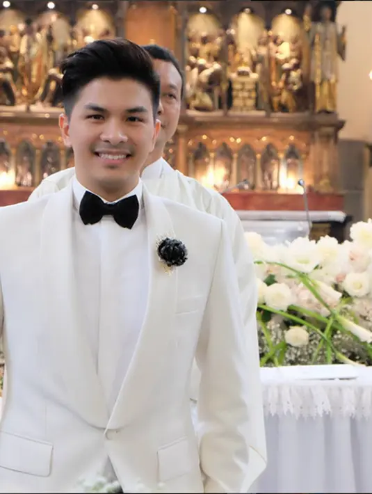 Glenn Alinskie memakai jas putih dan dasi kupu-kupu hitam di hari pernikahannya. Ia terlihat bahagia di momen berharga dalam hidupnya tersebut. (via instagram/@sherlylylyly)