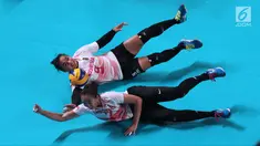 Pevoli putri Indonesia, Aprilia S Manganang (atas) bersama Amalia F Nabila berusaha menahan bola saat melawan Korea pada perempat final voli putri Asian Games 2018 di Tennis Indoor GBK, Rabu (29/8). Indonesia kalah 0-3. (Liputan6.com/Helmi Fithriansyah)