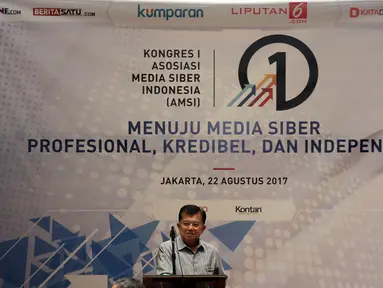 Wakil Presiden Jusuf Kalla memberikan sambutan saat membuka kongres pertama Asosiasi Media Siber Indonesia (AMSI) di Jakarta, Selasa (22/8). Kongres AMSI dijadwalkan dihadiri perwakilan dari seluruh provinsi di Indonesia. (Liputan6.com/Johan Tallo)