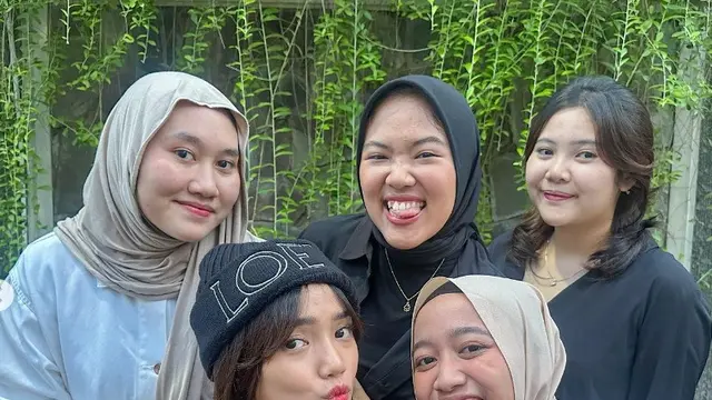 Potret Fuji dan sahabat lamanya (Sumber: Instagram/fuji_an dan Instagram/ghrnsh)